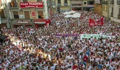 Cientos de personas condenan la «grave» agresión sexual a una joven de 19 años en los Sanfermines