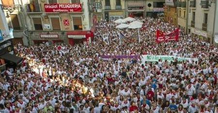 Cientos de personas condenan la «grave» agresión sexual a una joven de 19 años en los Sanfermines